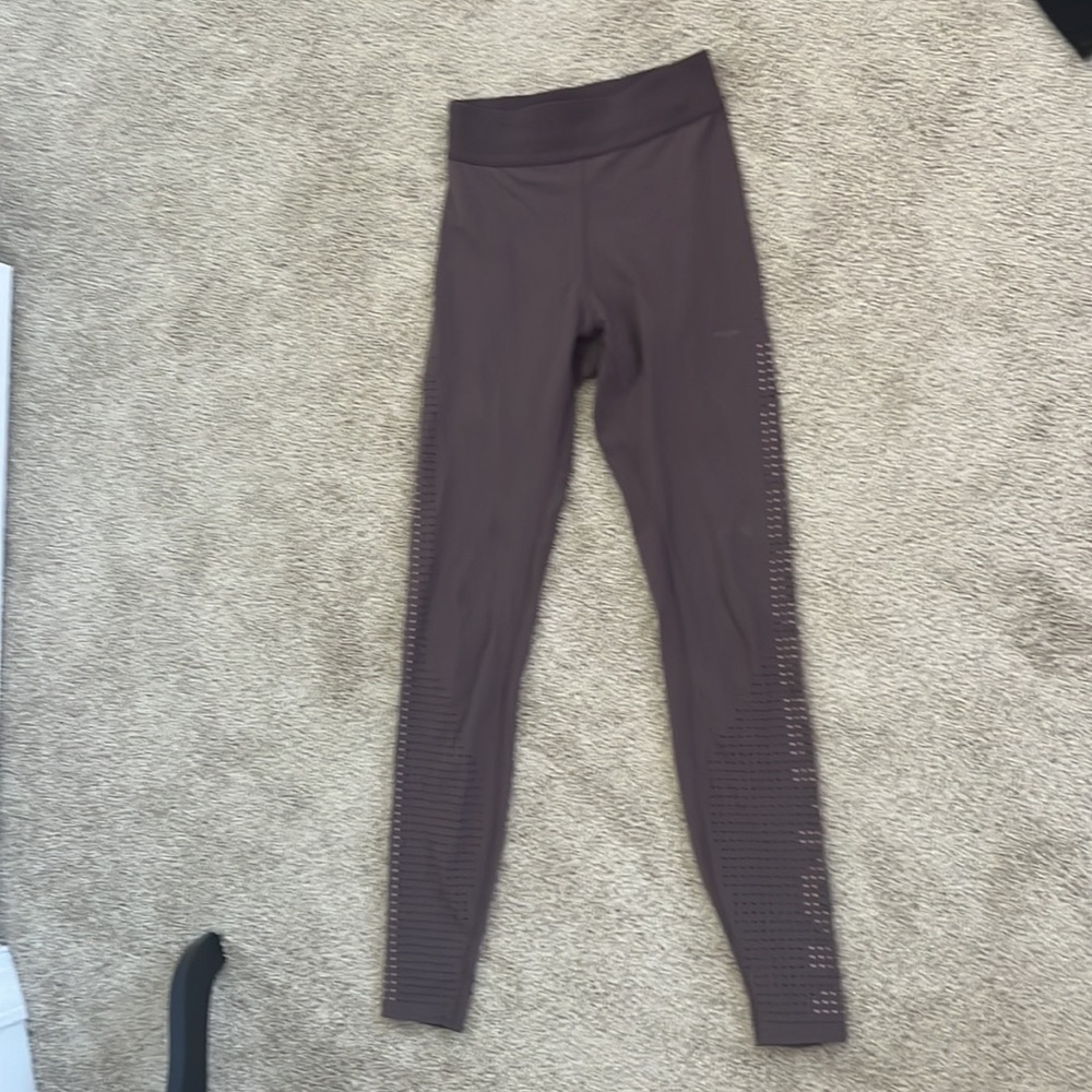Lululemon reveal tight “LULULEMON” printed on side